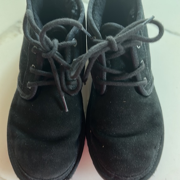 Selling barely worn UGG shoes - Picture 2 of 5